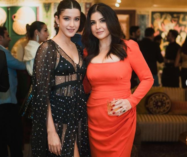 Shanaya Kapoor with mother